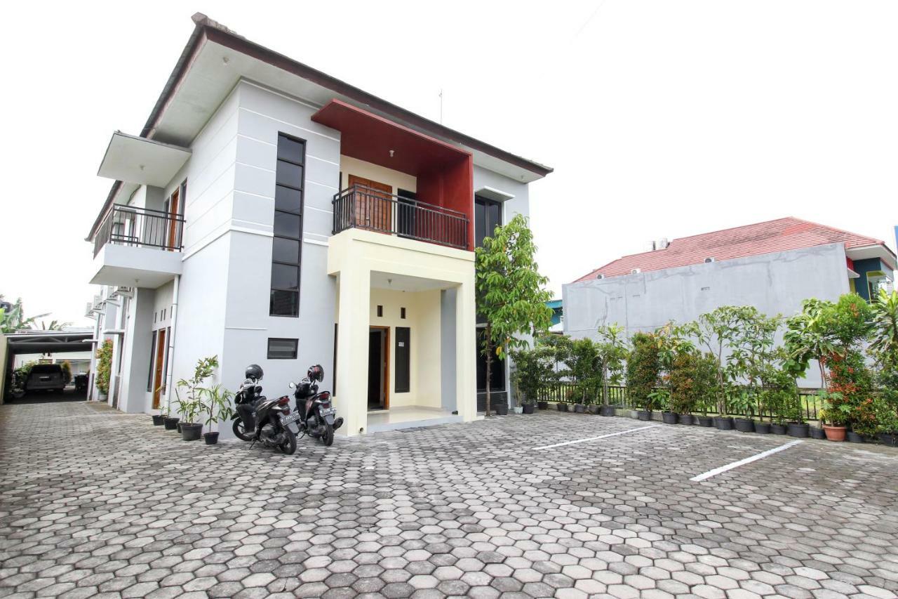 เรดดอร์ซ เนียร์ รูมะฮ์ ซากิต กอนดองจาตูร์ Hotel Maguwo ภายนอก รูปภาพ